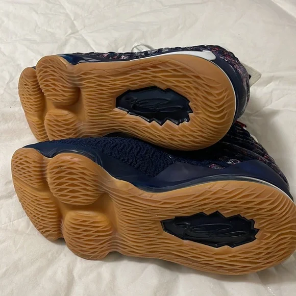 Nike LeBron 17 UConn 2020 Basketball Shoes Sz 7.5 Men / 9 Women New - Picture 10 of 10